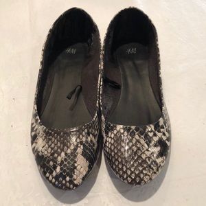 H&M Faux Snakeskin Ballet Flats Size 8